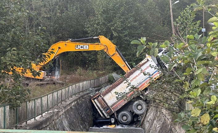 Rize'de kontrolden çıkarak kayan kamyon dereye devrildi