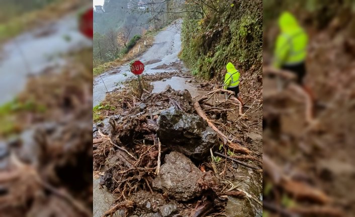 Rize'de şiddetli yağış nedeniyle 21 köy yolunda heyelan oldu