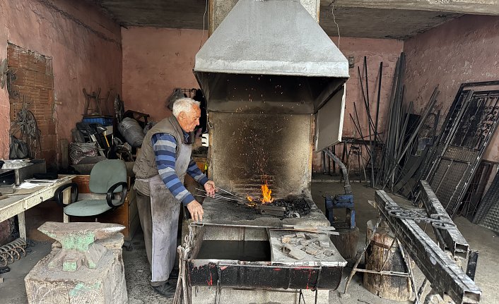 Salih usta 68 yıldır ateş başında demir dövüyor