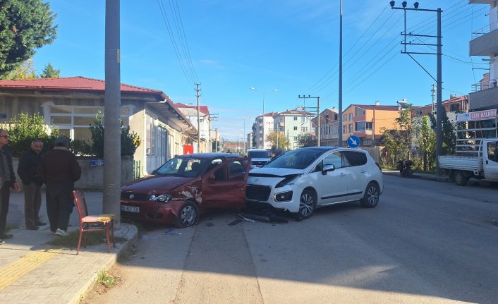 Bafra'da iki otomobilin çarpıştığı kazada karı koca yaralandı