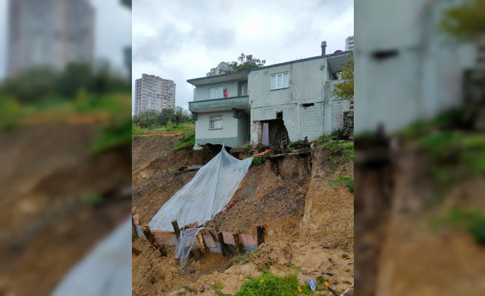 Samsun'da toprak kayması sonucu 2 katlı bina hasar gördü