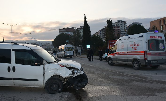 Sinop'ta öğrenci servisi ile otomobil çarpıştı, 3 kişi yaralandı