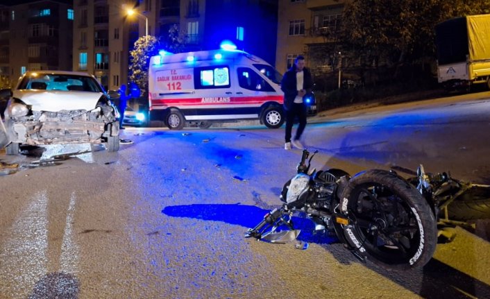 Sinop'ta otomobille çarpışan motosikletin sürücüsü yaralandı