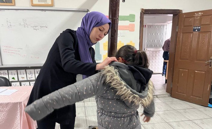 Tek öğretmen olarak görev yaptığı okulun çehresini değiştirdi