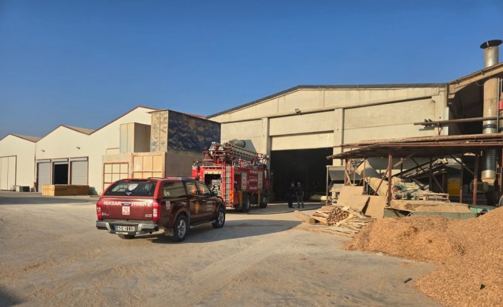 Tokat'ta kereste ve kontrplak fabrikasında çıkan yangın hasara yol açtı