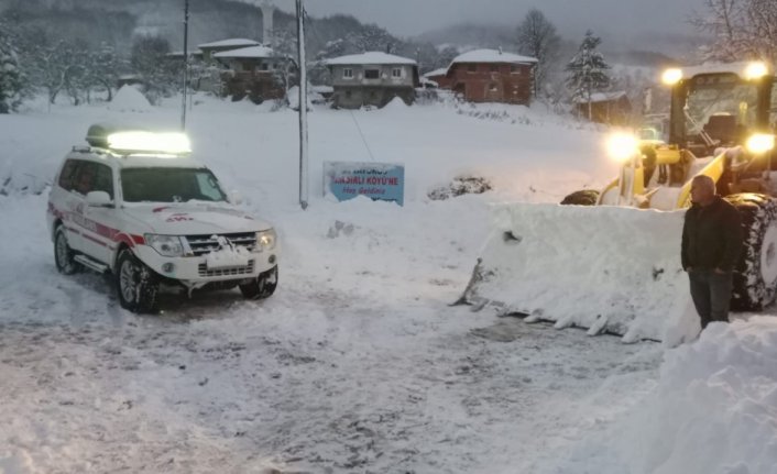 Tokat'ta köyde rahatsızlanan 2 hasta yolları açılarak hastaneye kaldırıldı