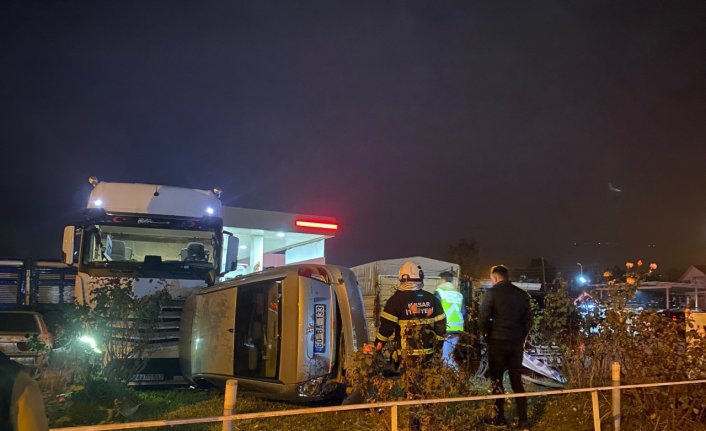 Tokat'ta park halindeki tıra çarpan otomobilin sürücüsü yaralandı