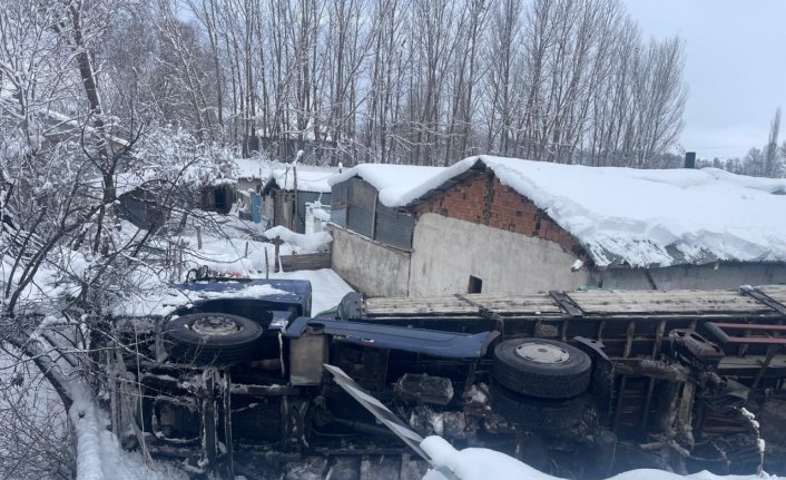 Tokat'ta şarampole devrilen tırın sürücüsü yaralandı