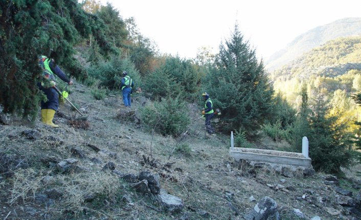 Tokat'taki mezarlıklar belediye ekiplerince temizlendi