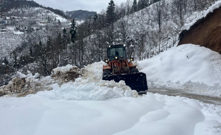 Üçtepe beldesinde kar nedeniyle kapanan mahalle yolları açıldı