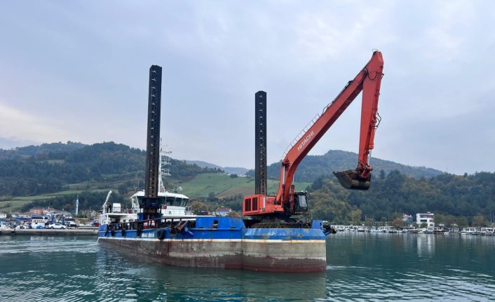 Yakakent Balıkçı Barınağı'nın sığ bölümünde dip temizliği çalışması başlatıldı