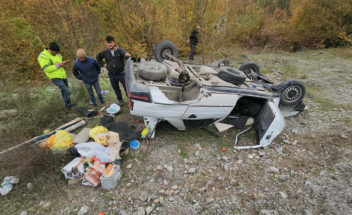 Zonguldak'ta devrilen otomobilde sıkışan çift yaralandı