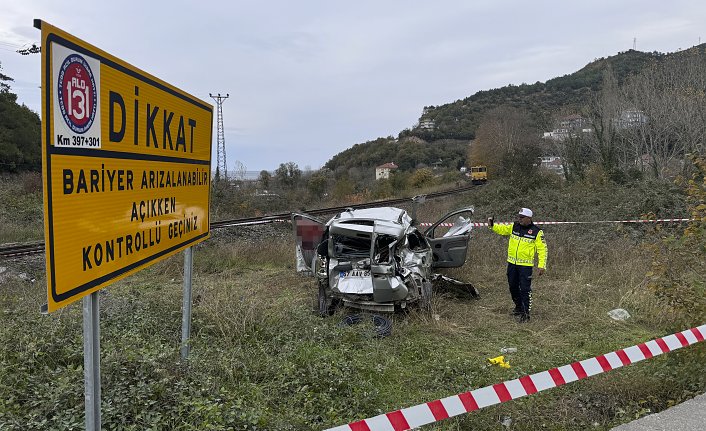 Zonguldak'ta trenin çarptığı hafif ticari araçtaki 2 kişi yaralandı