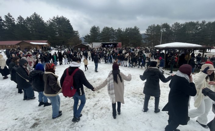 Abant'ta düzenlenen hamsi festivalinde yaklaşık 2 ton balık tüketildi