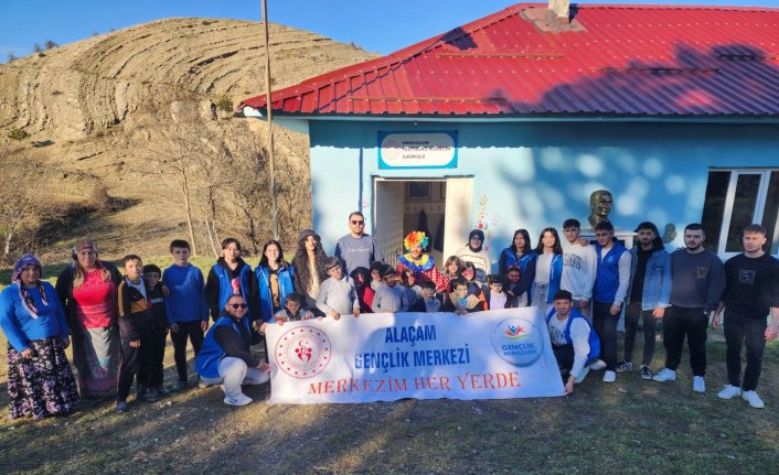 Alaçam'da üniversiteli gönüllüler ilkokul öğrencilerini eğlendirdi