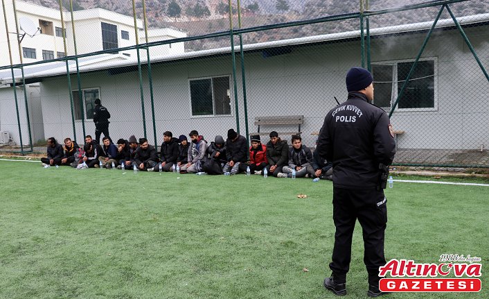 Amasya'da yol kontrolünde minibüste 20 düzensiz göçmen yakalandı