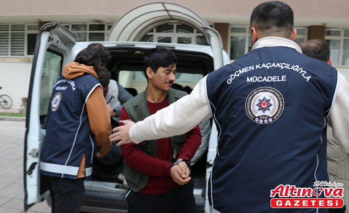 Amasya'da yol kontrolünde otomobildeki 4 düzensiz göçmen yakalandı