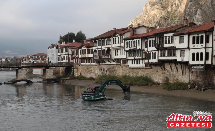 Amasya Yeşilırmak’ta temizlik ve dolgu çalışması