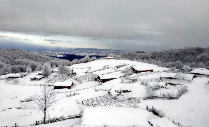 Amasya'nın yüksek kesimlerine kar yağdı