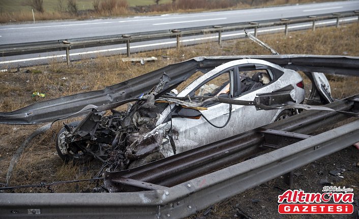 Anadolu Otoyolu'nda bariyerlere çarpan otomobilin sürücüsü ağır yaralandı