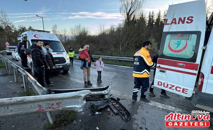 Anadolu Otoyolu'nda bariyere çarpan otomobildeki 4 kişi yaralandı