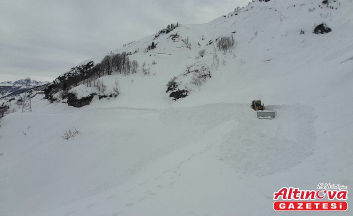 Artvin'de yolu kardan kapanan köydeki hastaya paletli ambulansla ulaşıldı