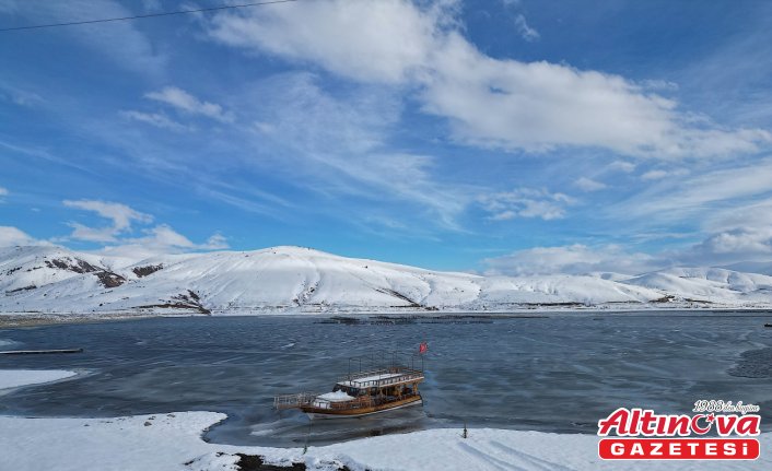 Bayburt'ta Demirözü Barajı'nın yüzeyi kısmen buz tuttu