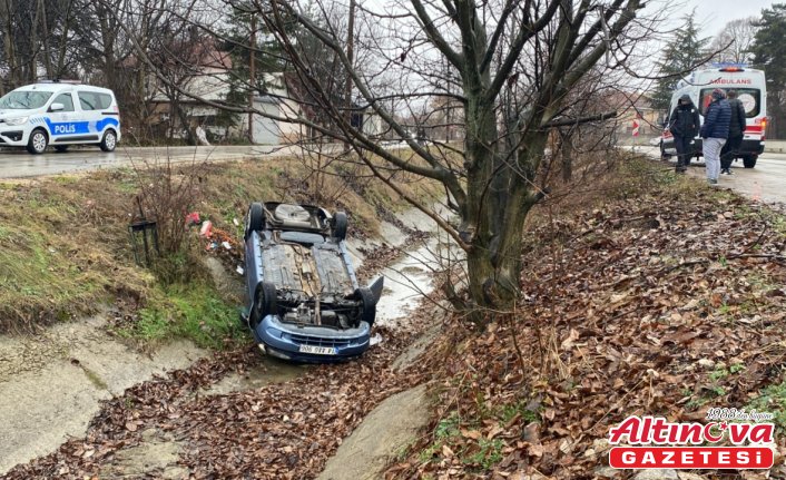 Bolu'da su kanalına devrilen otomobilin sürücüsü yaralandı