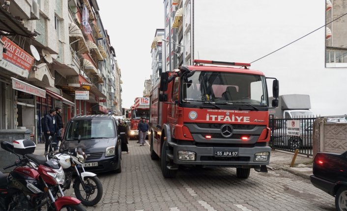 Çarşamba'da 5 katlı binanın çatısındaki yangın hasara yol açtı