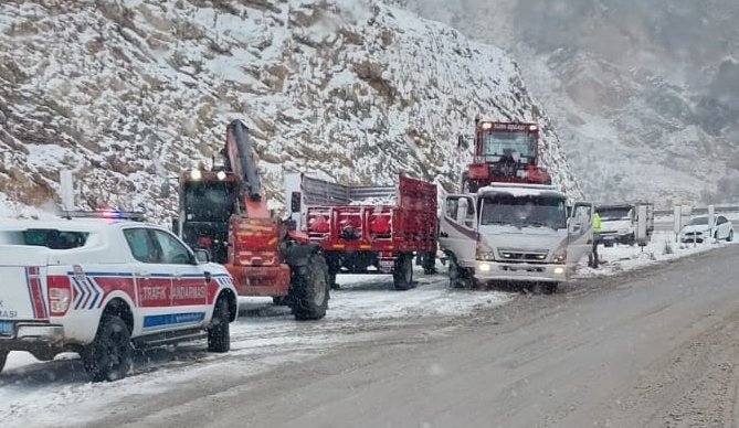 Çorum'da devrilen traktörün sürücüsü yaralandı