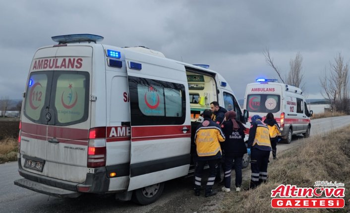 Çorum’da kamyonla çarpışan otomobildeki 2 kişi yaralandı