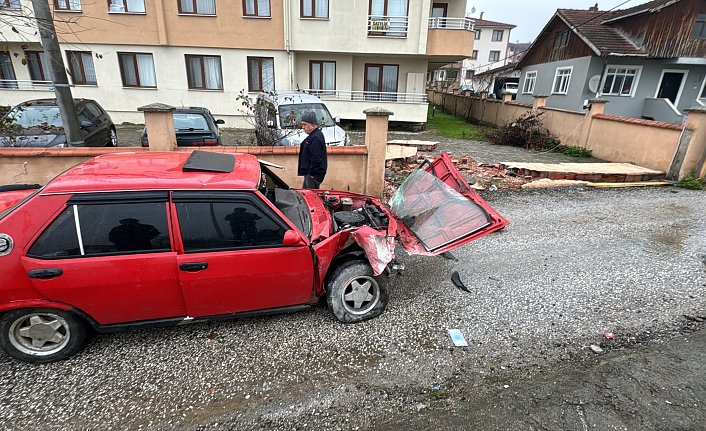 Düzce'de sitenin bahçe duvarına çarpan otomobildeki 5 kişi yaralandı