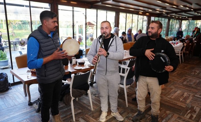 Düzce'de engelliler, çalışanları özel bireylerden oluşan kafede günlerini kutladı