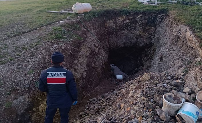 Evinin bahçesinde 3 metrelik çukur açıp kaçak kazı yapan zanlı yakalandı