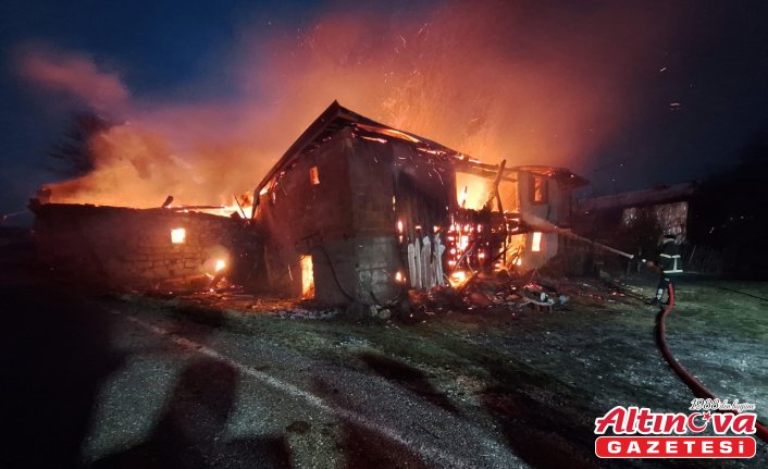 Gerede'de çıkan yangında ev, ahır ve samanlık kullanılamaz hale geldi