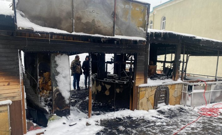 Gümüşhane'de iki iş yeri yangında hasar gördü