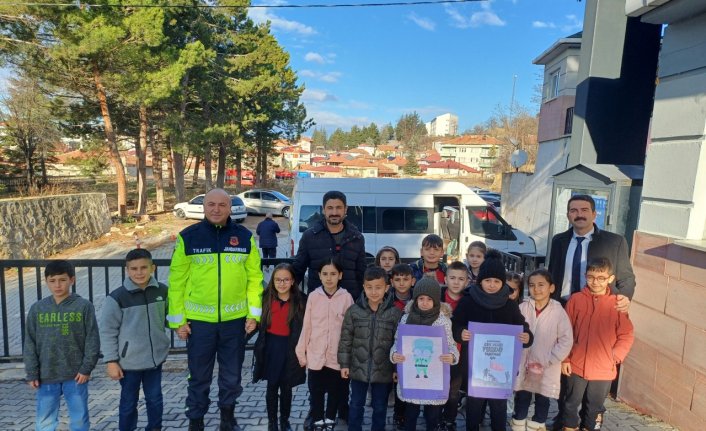 Havza'da uzman jandarmalara öğrenci ve muhtarlardan ziyaret