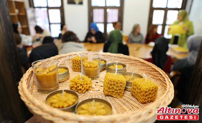 Kadınlara bal mumundan biblo ve mum yapımı öğretiliyor