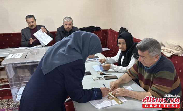 Karabük'te muhtarlık seçimi için vatandaşlar sandık başında