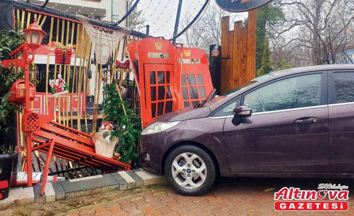 Karabük'te otomobilin restoranın bahçe girişine çarpması kamerada