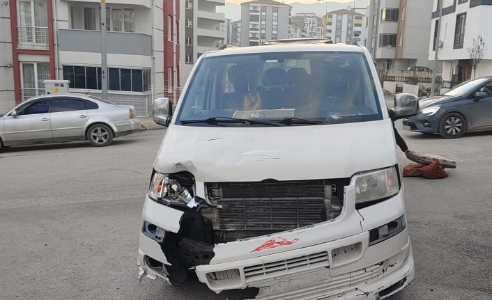 Karabük'te panelvanla çarpışan motosikletteki 2 kişinin yaralandığı kaza güvenlik kamerasında