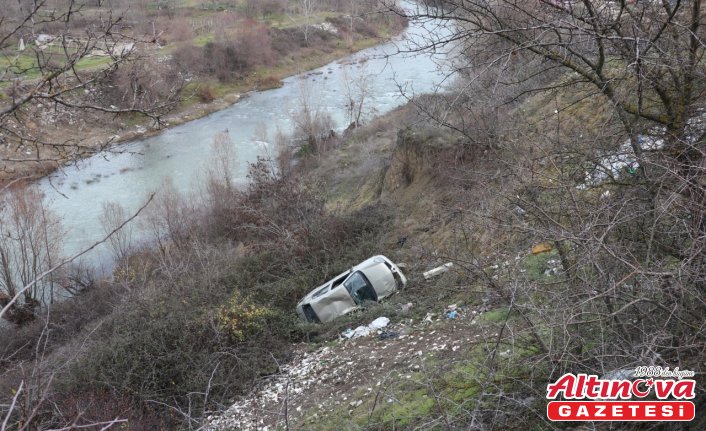 Karabük'te şarampole devrilen otomobilin sürücüsü yaralandı