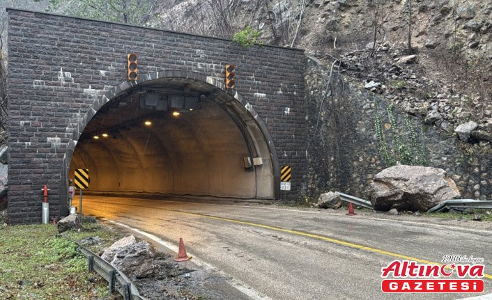 Karabük'te yamaçtan düşen kayalar demir yolunu ulaşıma kapattı