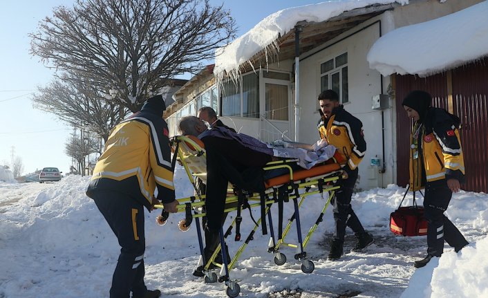 Karlı yolları aşıp köy ve mezralardaki hastaların imdadına yetişiyorlar