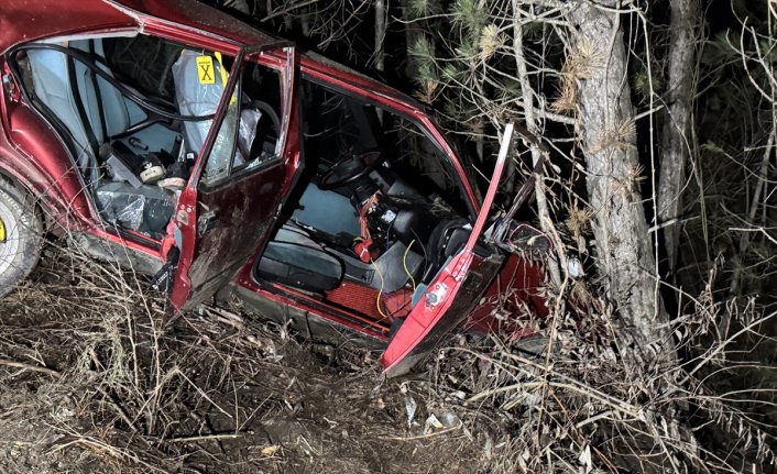 Kastamonu'da ağaçlara çarpan otomobildeki 1 kişi öldü, 1 kişi yaralandı