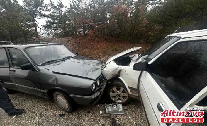 Kastamonu'da iki otomobilin çarpıştığı kazada 2 kişi yaralandı