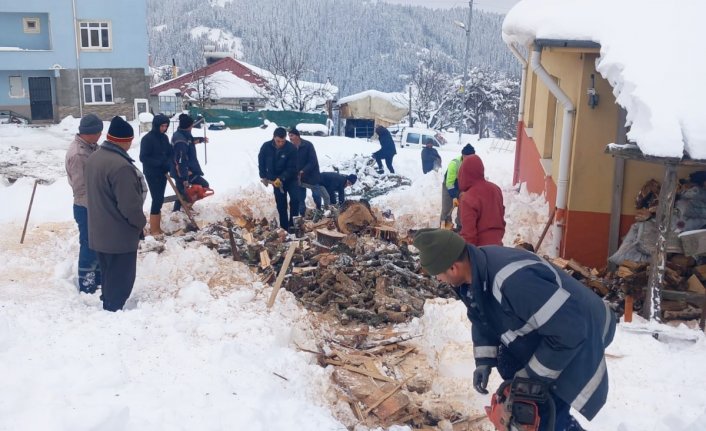 Köylüler el ele verip köy okulunun kışlık odununu kestiler