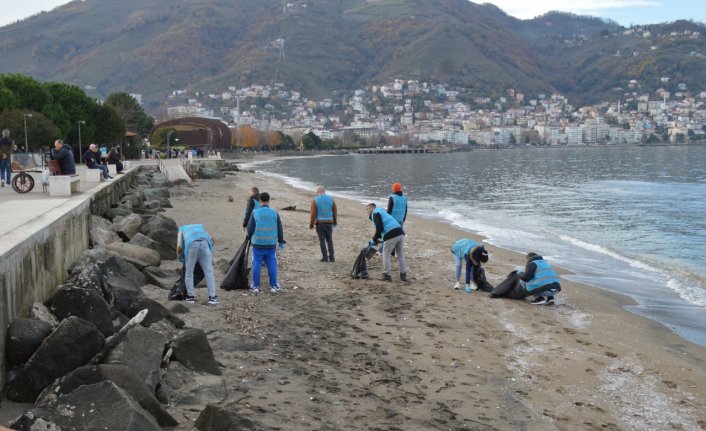 Ordu'da yükümlüler sahildeki atıkları temizledi