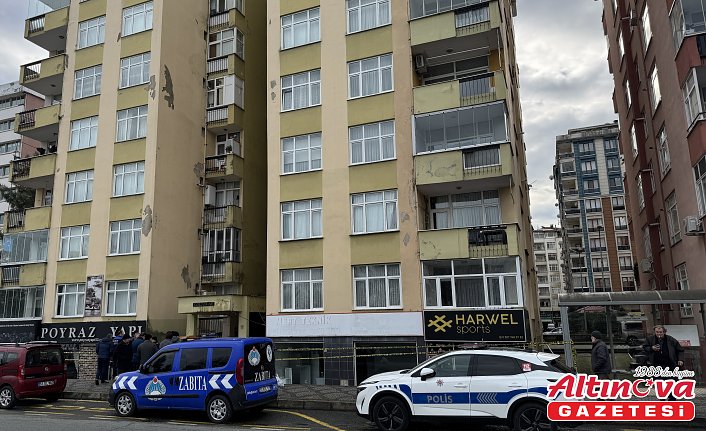 Rize'de tahliye edilen apartmanın sakinleri polis kontrolünde eşyalarını aldı