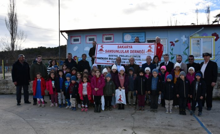 Sakarya Samsunlular Derneğinden kırsal mahallelerdeki öğrencilere giyim yardımı